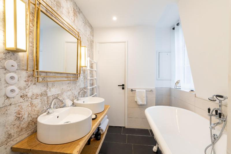 Deluxe Double Room with Sea View image 2