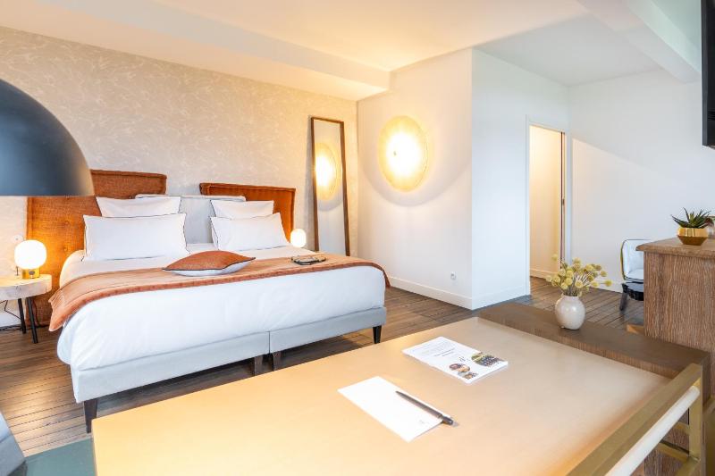 Deluxe Double Room with Sea View image 4