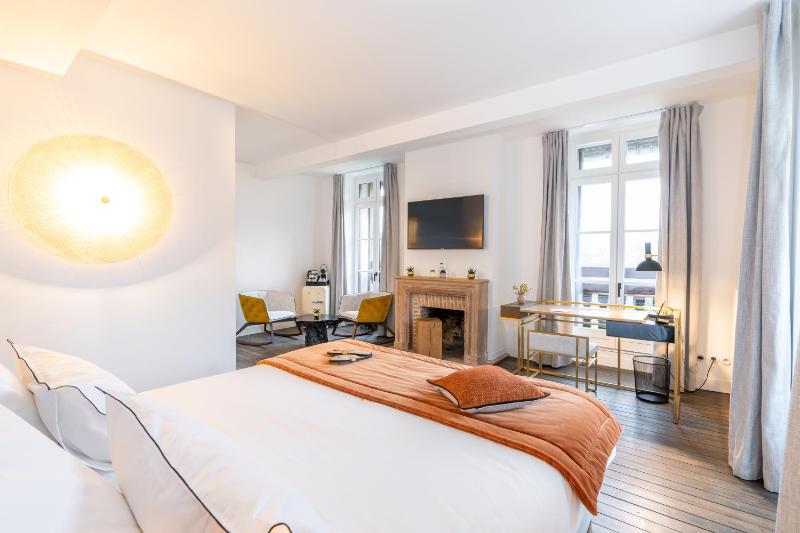 Deluxe Double Room with Sea View image 3