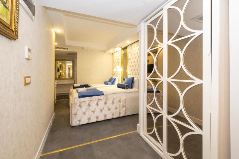 Deluxe Quadruple Room image 4