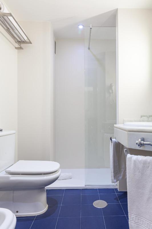 Two Connecting Double Rooms image 4