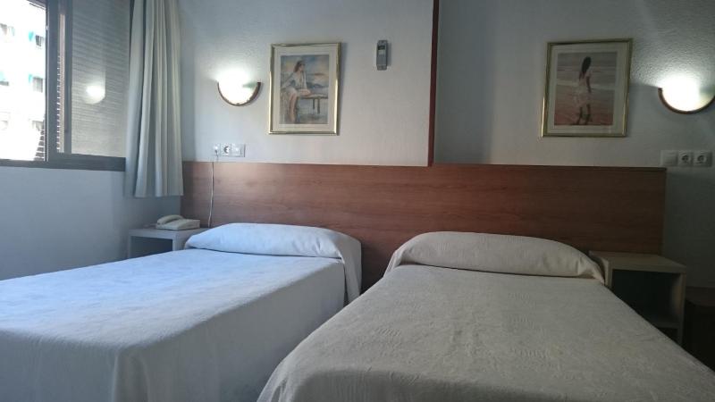 Twin Room image 2