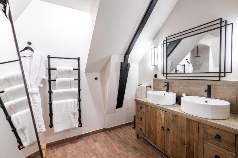 Roomy Suite image 2