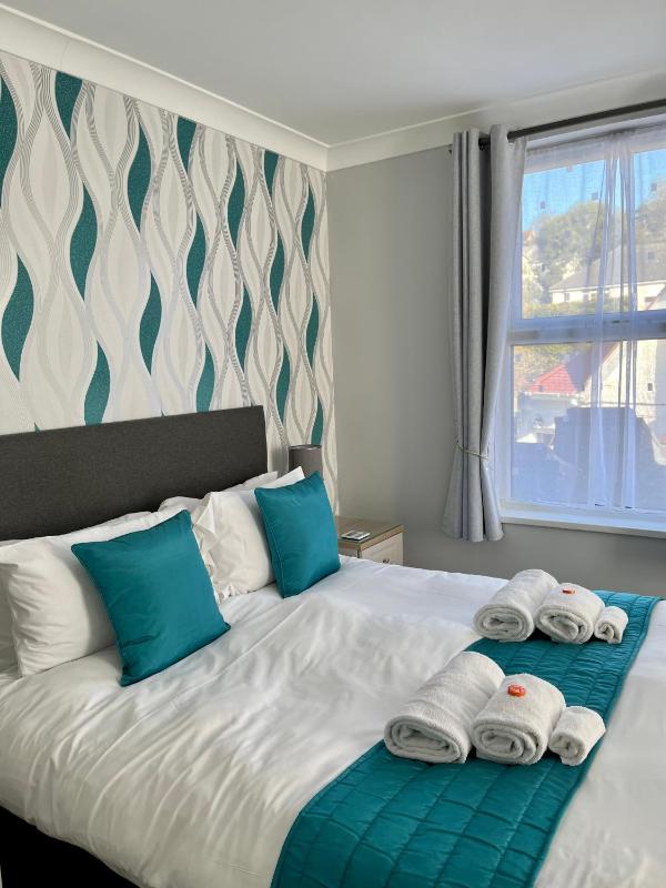 Superior Triple Room image 3
