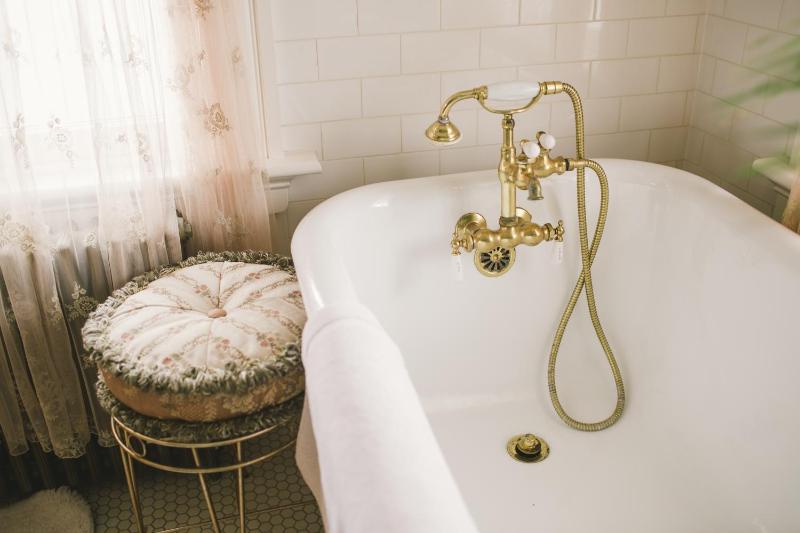 Deluxe Queen Room: Lace Room image 4
