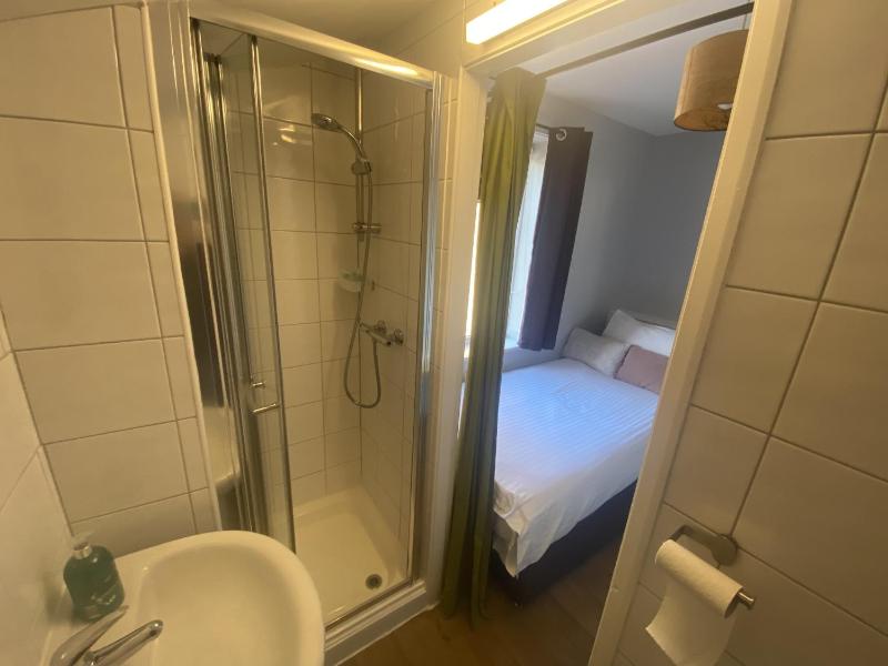 Single Room image 3