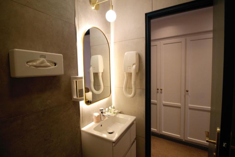 Standard Double or Twin Room image 3