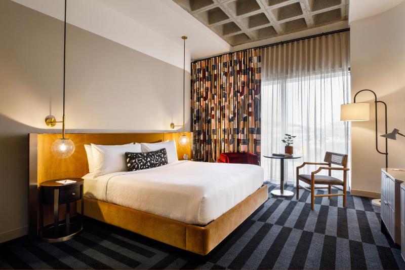Deluxe King Room with Partial City View image 1