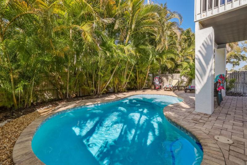 Island Hideaway East: 5 Minute Walk to Beach Private Pool by Anna Maria Life Vacation Rentals - image 4