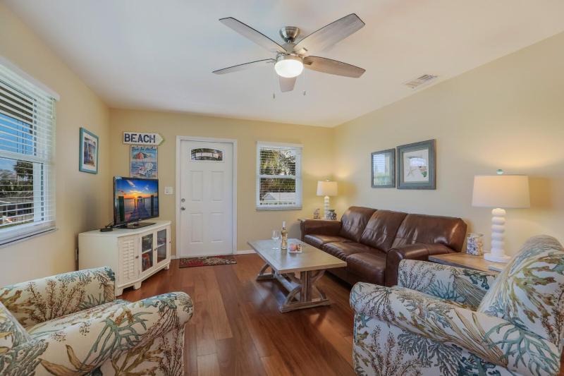 Island Hideaway East: 5 Minute Walk to Beach Private Pool by Anna Maria Life Vacation Rentals - image 16