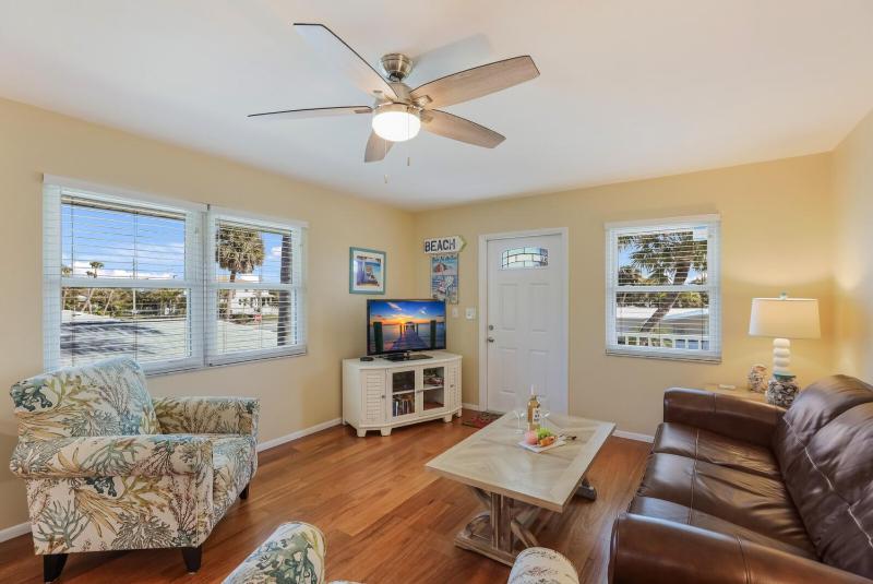 Island Hideaway East: 5 Minute Walk to Beach Private Pool by Anna Maria Life Vacation Rentals - image 21