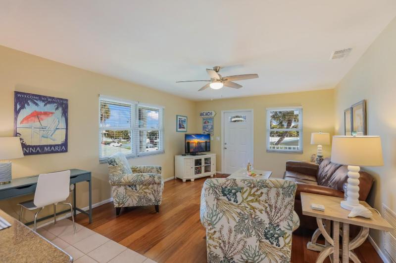 Island Hideaway East: 5 Minute Walk to Beach Private Pool by Anna Maria Life Vacation Rentals - image 17