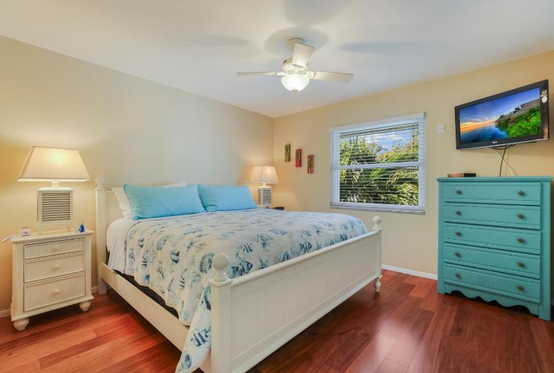 Island Hideaway East: 5 Minute Walk to Beach Private Pool by Anna Maria Life Vacation Rentals - image 23