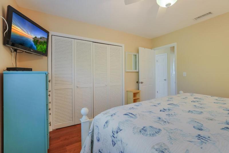 Island Hideaway East: 5 Minute Walk to Beach Private Pool by Anna Maria Life Vacation Rentals - image 8
