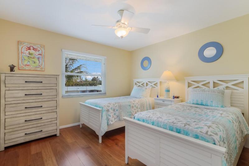 Island Hideaway East: 5 Minute Walk to Beach Private Pool by Anna Maria Life Vacation Rentals - image 15