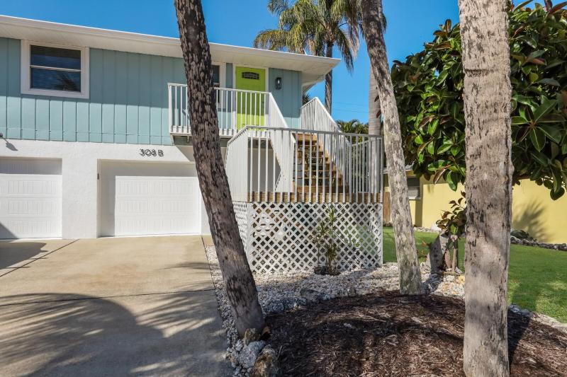 Island Hideaway East: 5 Minute Walk to Beach Private Pool by Anna Maria Life Vacation Rentals - image 6