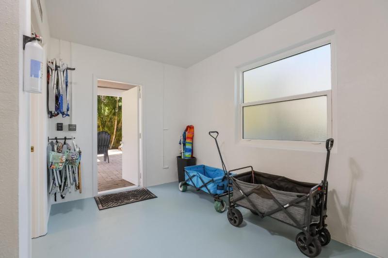 Island Hideaway East: 5 Minute Walk to Beach Private Pool by Anna Maria Life Vacation Rentals - image 19