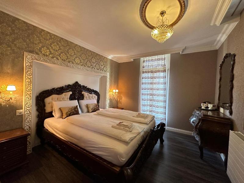 Double Room with Balcony image 1