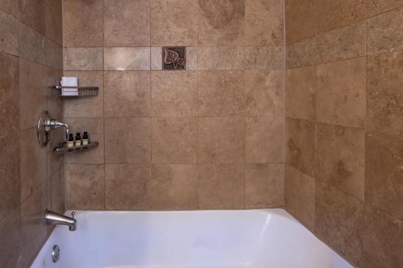 One-Bedroom King Suite image 3