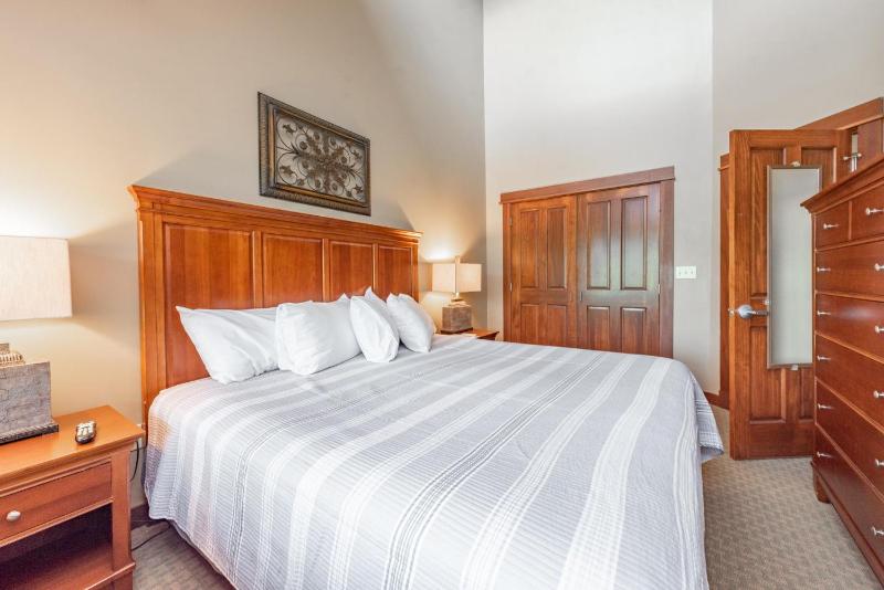 A307 One Bedroom & Loft Lake View - image 20