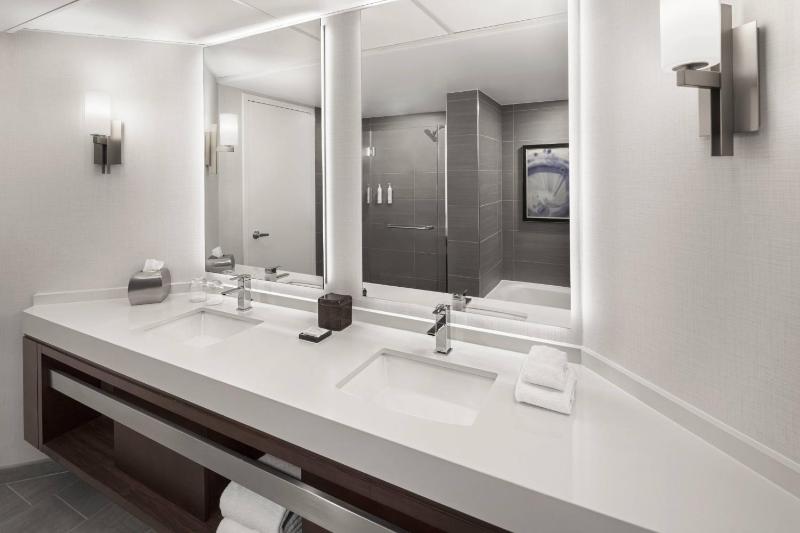 Skyloft Two-Level King Suite with Sofa Bed image 3