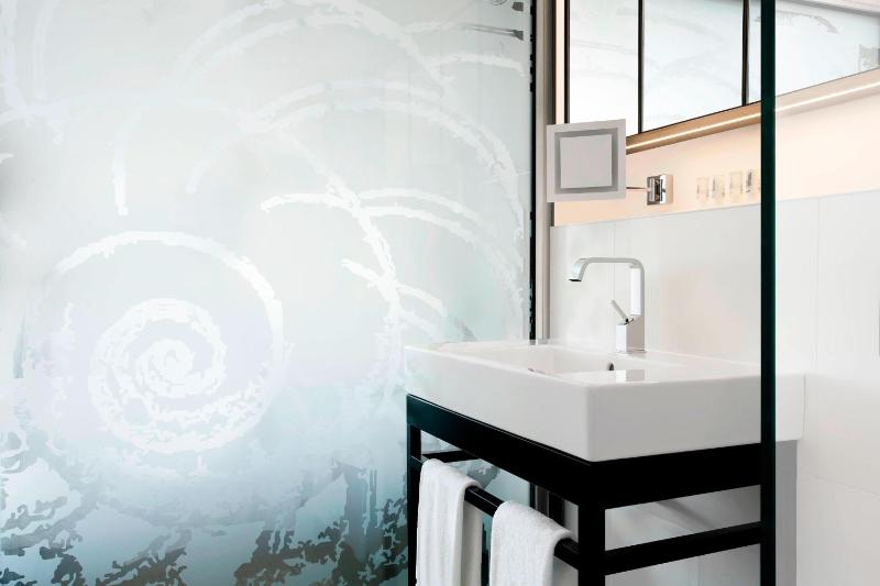 Superior Double Room with Two Double Beds and City View - High Floor image 3