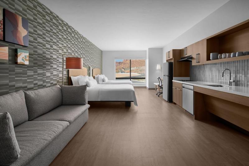 Studio with Two Queen Beds, Sofa nad Mountain View image 4