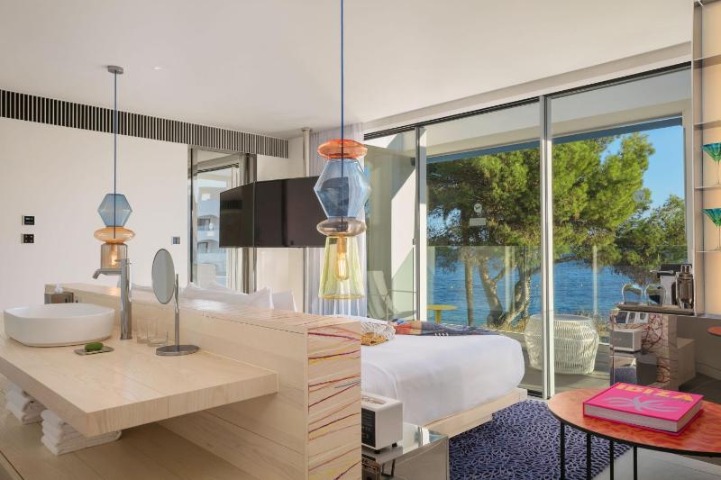 Cool Corner King Room with Balcony - Seafront image 4