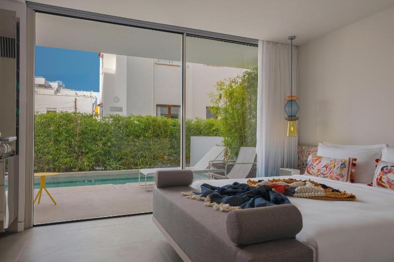 Spectacular King Room with Plunge Pool image 1