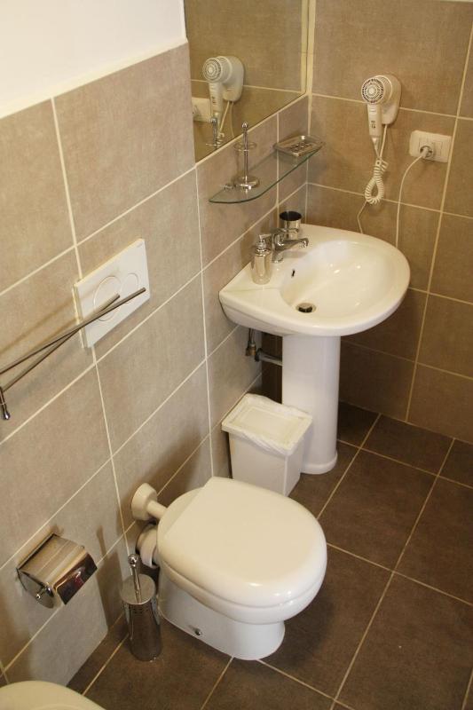 Basic Double Room image 3