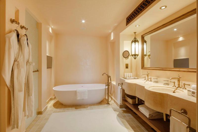 Classic, 1 Bedroom Suite, 1 King, Balcony image 2