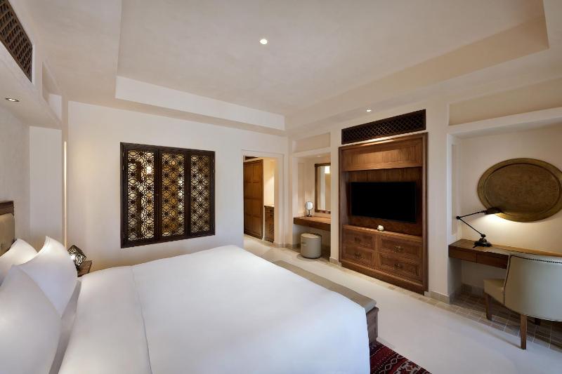 Deluxe, Guest room, 1 King, Desert view, Balcony image 4