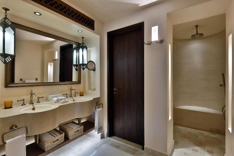Deluxe, Guest room, 2 Twin/Single Bed(s), Desert view image 3