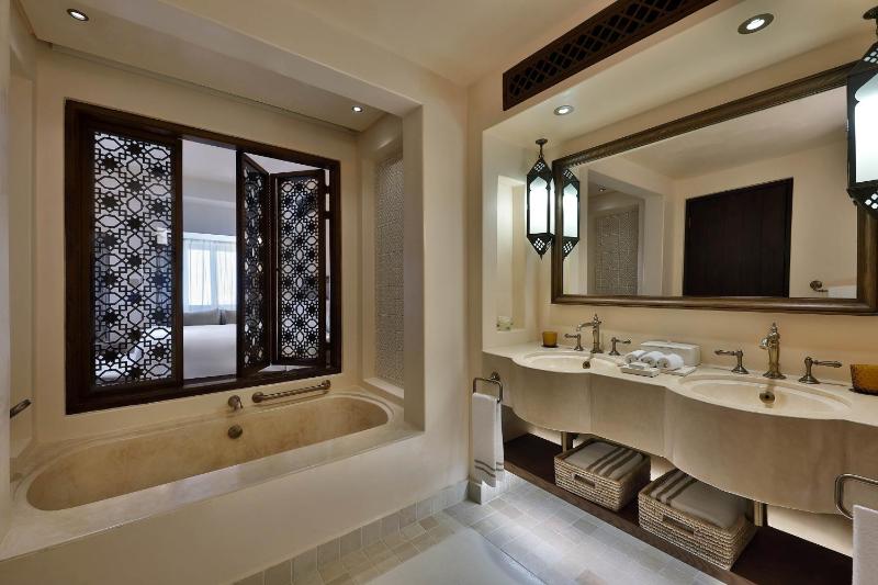 Deluxe, Guest room, 2 Twin/Single Bed(s), Desert view image 2