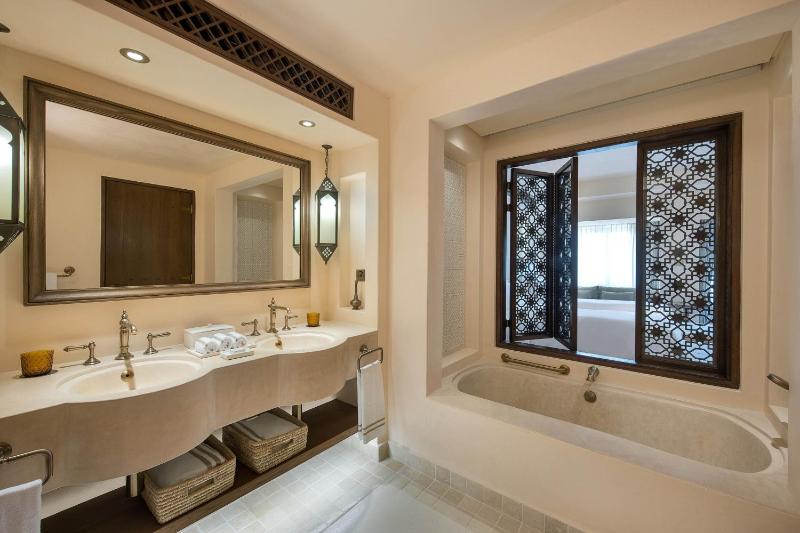 Deluxe, Guest room, 2 Twin/Single Bed(s), Desert view image 4