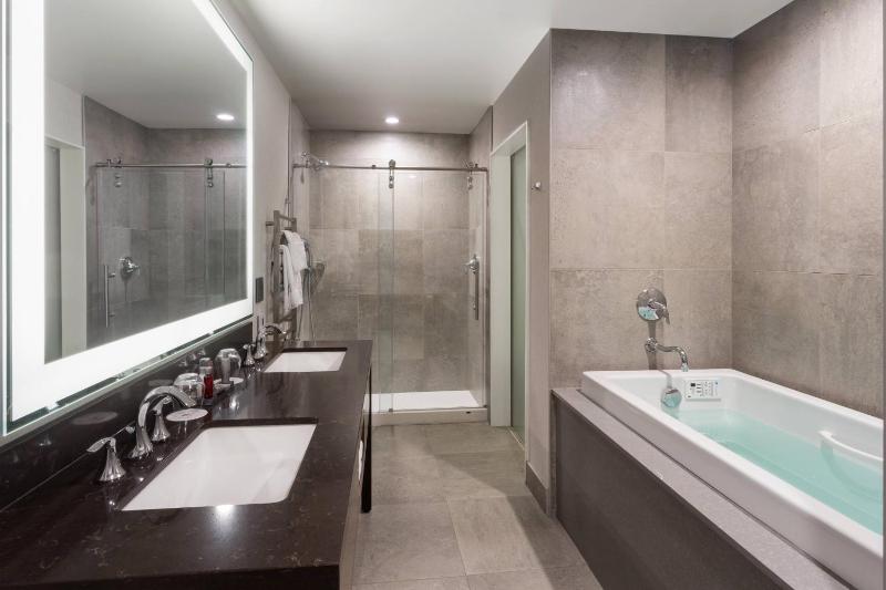One-Bedroom King Suite with Spa Bath image 4