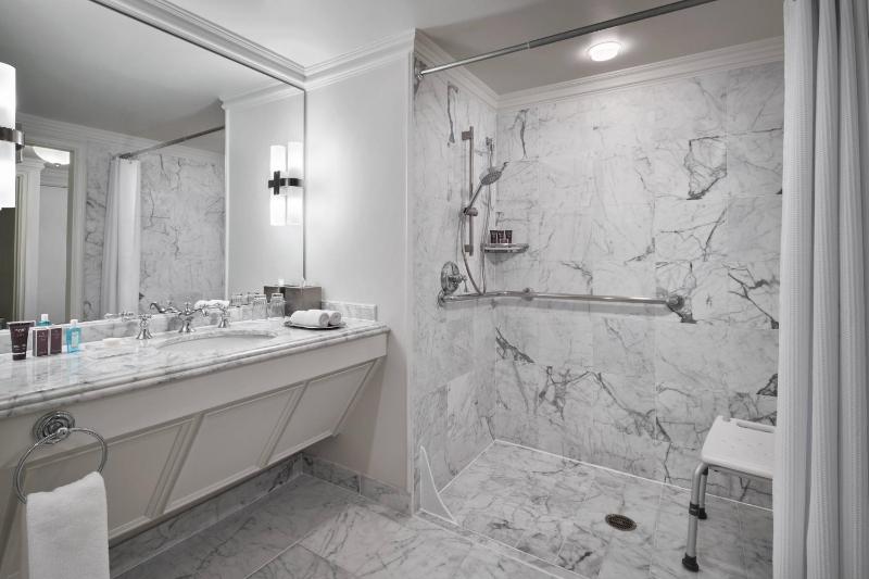 Deluxe, Guest room, 1 King image 2