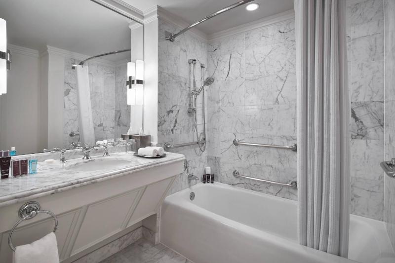 Deluxe, Guest room, 1 King image 3