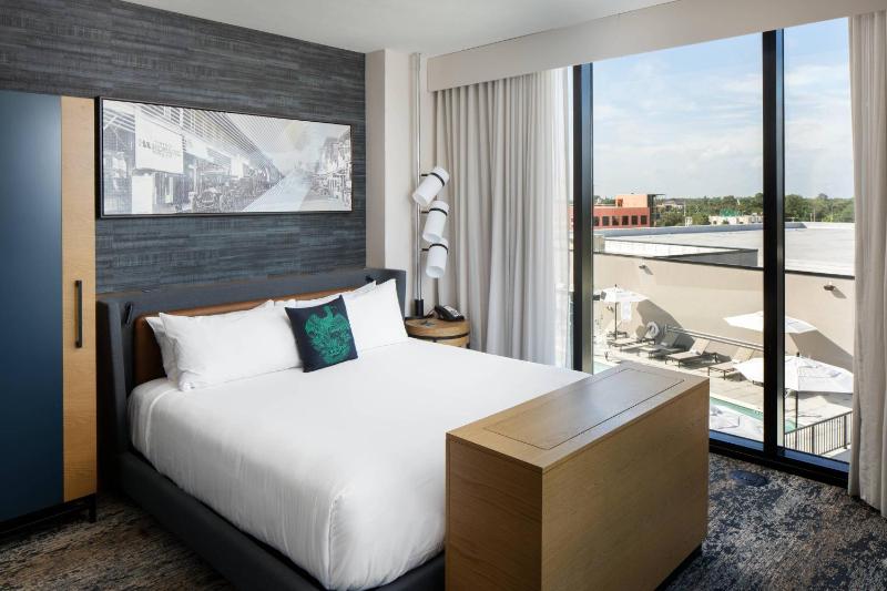 Balcony Suite and Wet Bar, 1 Bedroom 2 room Suite, 1 King image 4