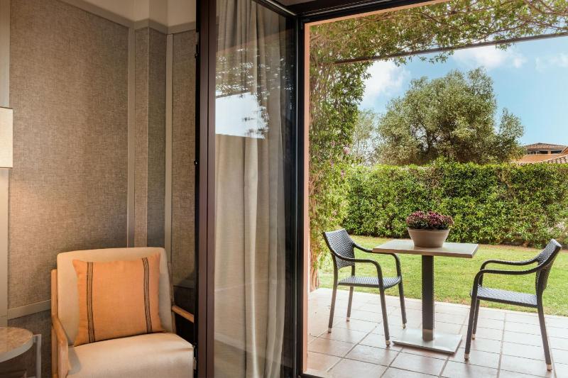 Priority Location, Deluxe Guest room, 1 King, Garden view image 1