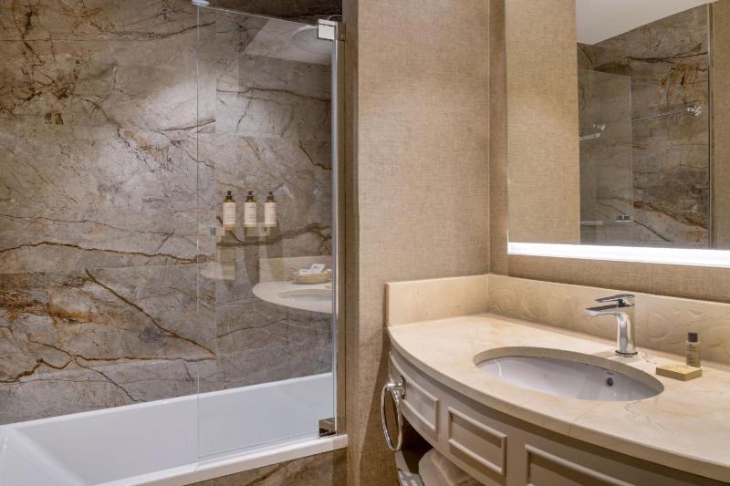 Deluxe Guest room, 1 King, Terrace image 3
