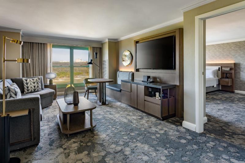 Executive Suite 1 King Bed, Lakefront View, Wet Bar image 1