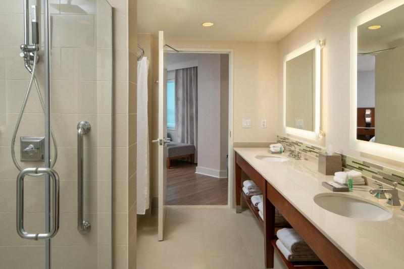 Deluxe, Larger Guest room, 1 King image 2
