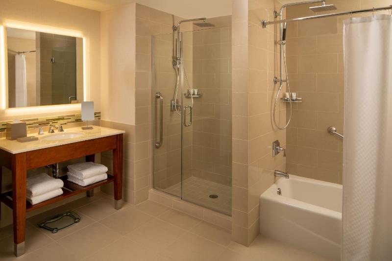 Executive, Junior Suite, 1 King image 2