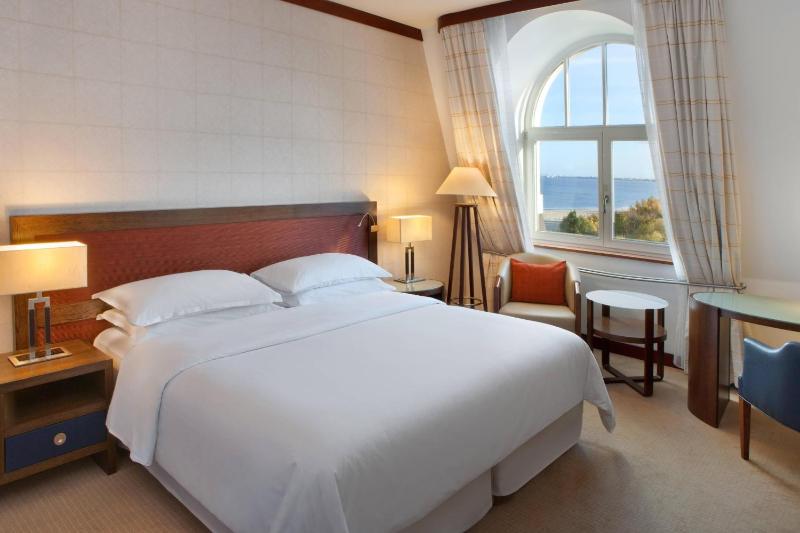 Deluxe, Guest room, 1 King image 1