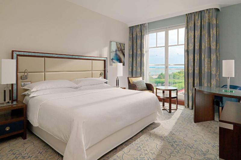 Deluxe, Guest room, 1 King image 4