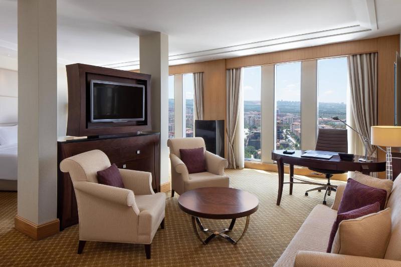 Junior Suite with Executive Lounge Access image 1
