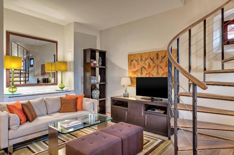 Tower Suite, 1 Bedroom Penthouse Suite, 1 King, Skyline view image 4