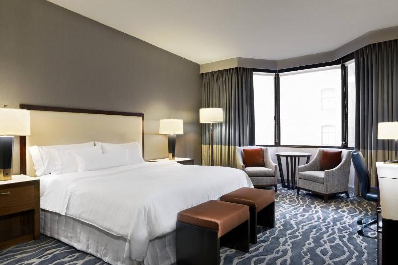 Guest room, 1 King, Limited view, Tower image 1