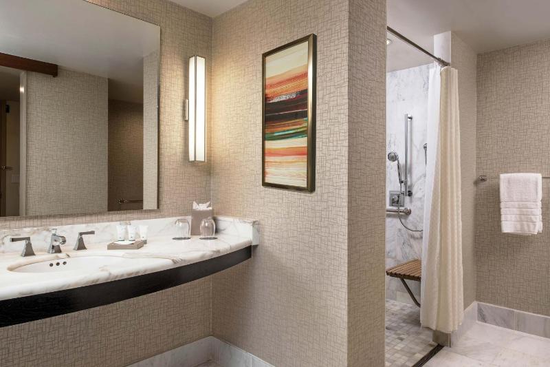 Guest room, 1 King, Limited view, Tower image 4